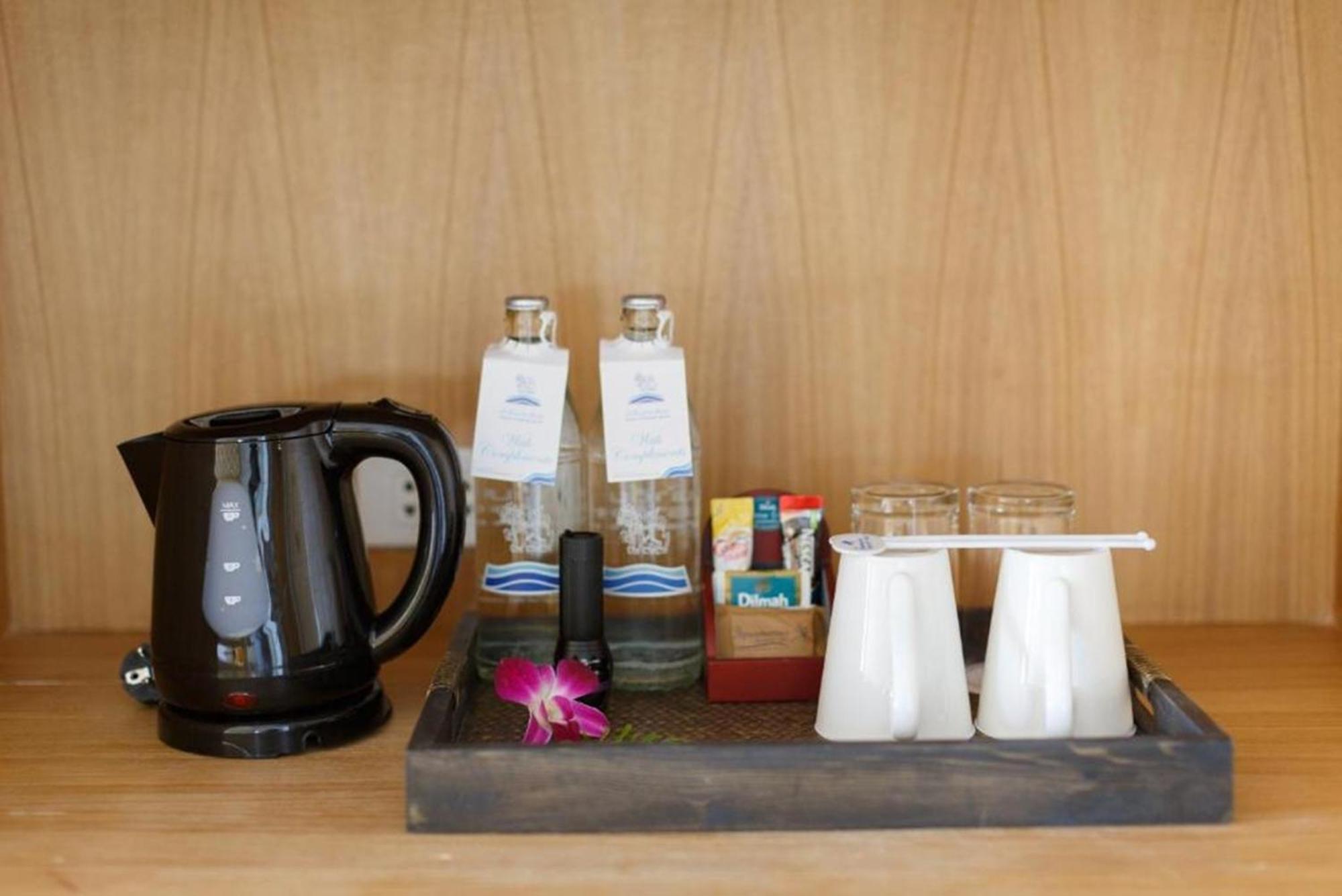 ナマカー リゾート カマラ【SHA Plus+認定】 カマラビーチ エクステリア 写真 A kettle and bottled water in a hotel room